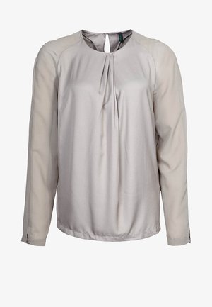 Blouse à manches longues gris clair en matière douce, avec des plis à l'avant, un col rond avec une découpe en forme de clé, et des manches transparentes.