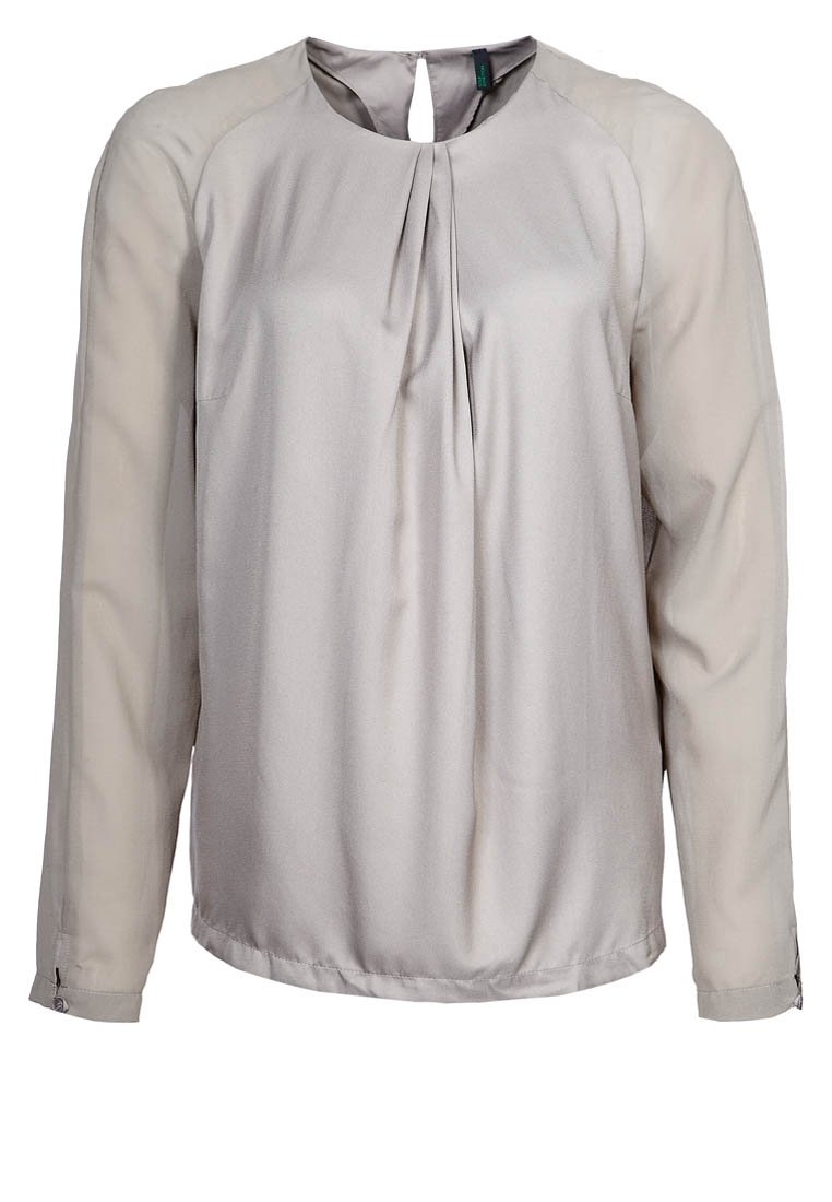 Ljusgrå långärmad blus i mjukt material, med veck framtill, rund halsringning med en nyckelhålsutskärning och genomskinliga ärmar.