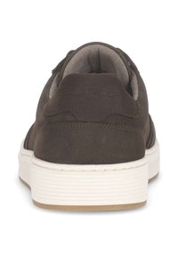 Donkerbruine sneaker met een gladde bovenkant, textuur in de hiel, witte rubberen zool en een subtiele logo op de achterkant. Ronde vorm en een gevoerde binnenkant.