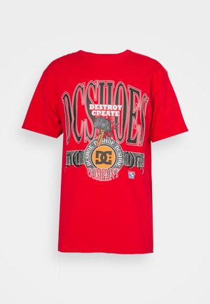 Rotes Baumwoll-T-Shirt mit großem Grafikdruck in Schwarz und Weiß, mit dem Text "DC SHOES" und "DESTROY CREATE", Rundhalsausschnitt und kurzen Ärmeln.