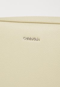 Calvin Klein SMALL CAMERA BAG - Torba preko tijela - eucalyptus