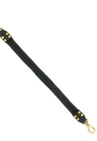 Cinturino in pelle nera con superficie testurizzata, dotato di borchie dorate su entrambi i lati e hardware a clip per il fissaggio.