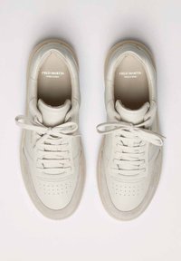 Weiße Ledersneaker mit strukturiertem Wildleder-Overlay, runder Zehenkappe, Perforationen und flachen Schnürsenkeln. Logo innen sichtbar, hergestellt in Spanien.