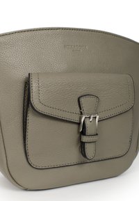Borsa in pelle verde oliva texturizzata con design piegato. Presenta una tasca frontale con chiusura a fibbia argento e cuciture in contrasto.