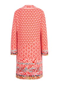 Sarkans rakstains garš mētelis ar ģeometrisku dizainu. Tam ir teksturēta virsma un kontrastējoši daudzkrāsaini piedurknes.