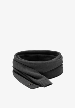 Fular tricotat de culoare gri închis, cu formă cilindrică, având o suprafață texturată și margini răsucite, cu un detaliu subtil de etichetă metalică.