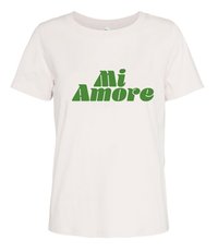 Balta medvilninė marškinėlių su užrašu "Mi Amore" žalia spalva, su apvaliu, subtiliu šriftu, centruotu ant priekinės pusės. Trumpomis rankovėmis.