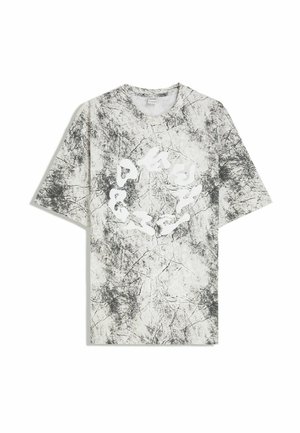 Grijs en wit t-shirt met marmerpatroon en korte mouwen, met een abstract wit cirkelvormig grafisch ontwerp in het midden.