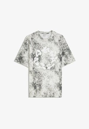 Marmori-kuvioitu harmaa ja valkoinen lyhythihainen t-paita, jossa on abstrakti valkoinen ympyräkuvio keskellä.