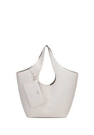 Weiße, strukturierte Ledertasche mit breiten Griffen und einer passenden hängenden Reißverschlusstasche, die mit einer Schlaufe befestigt ist.