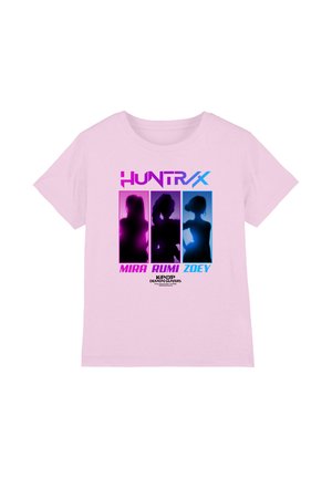 Hellrosa T-Shirt mit drei weiblichen Silhouetten in Lila, Schwarz und Blau unter der Aufschrift "HUNTR X" und den Namen Mira, Rumi, Zoey.