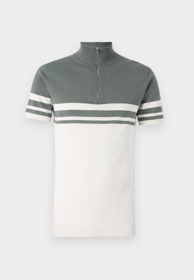 Kortärmad, halvdragkedja tröja i grått och vitt med horisontella ränder. Har en hög krage samt ribbad nederkant och ärmar.