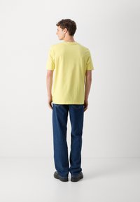 BOSS TCHUP - Základné tričko - yellow seventeen