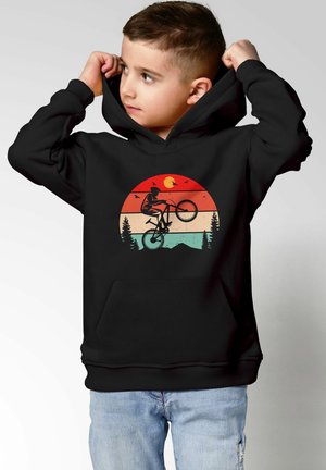 Schwarzer Hoodie mit einer Grafik eines Radfahrers, der ein Wheelie vor einem Retro-Sonnenuntergang mit roten, orangefarbenen und türkisfarbenen Streifen macht.