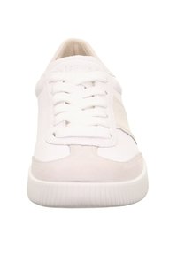 Weiße Sneaker mit texturiertem Obermaterial, gepolstertem Zungenbereich und Schnürsystem. Suede-Akzente und eine geriffelte Gummisohle sorgen für Details.