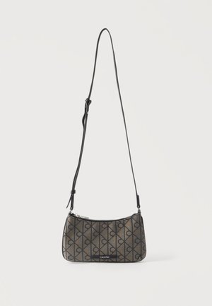 Kleine Calvin Klein schoudertas met verstelbare zwarte band, bruine stof met herhalend logopatroon en bovenste ritssluiting.