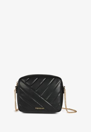 Borsa a tracolla nera in pelle con motivo trapuntato diagonale, tracolla in catena dorata e logo impresso sul davanti. Forma rettangolare.