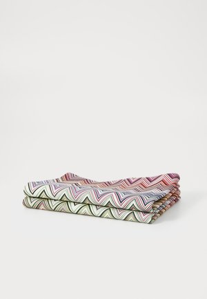 Ensemble d'écharpes multicolores avec un motif en zigzag dans des tons de rouge, vert et violet, fabriqué en tissu léger. Pliées soigneusement.