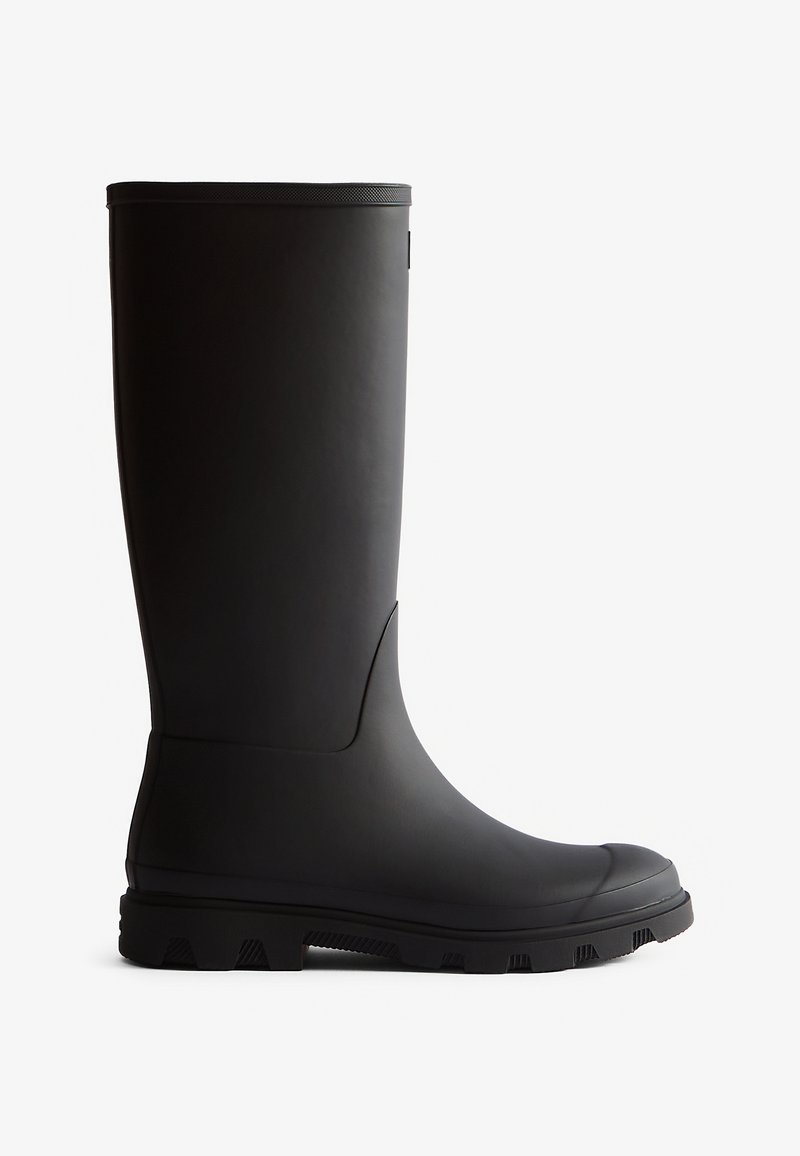 Bota de chuva de borracha preta com textura suave, bico arredondado e sola robusta com sulcos para tração. Design de cano alto para maior cobertura.