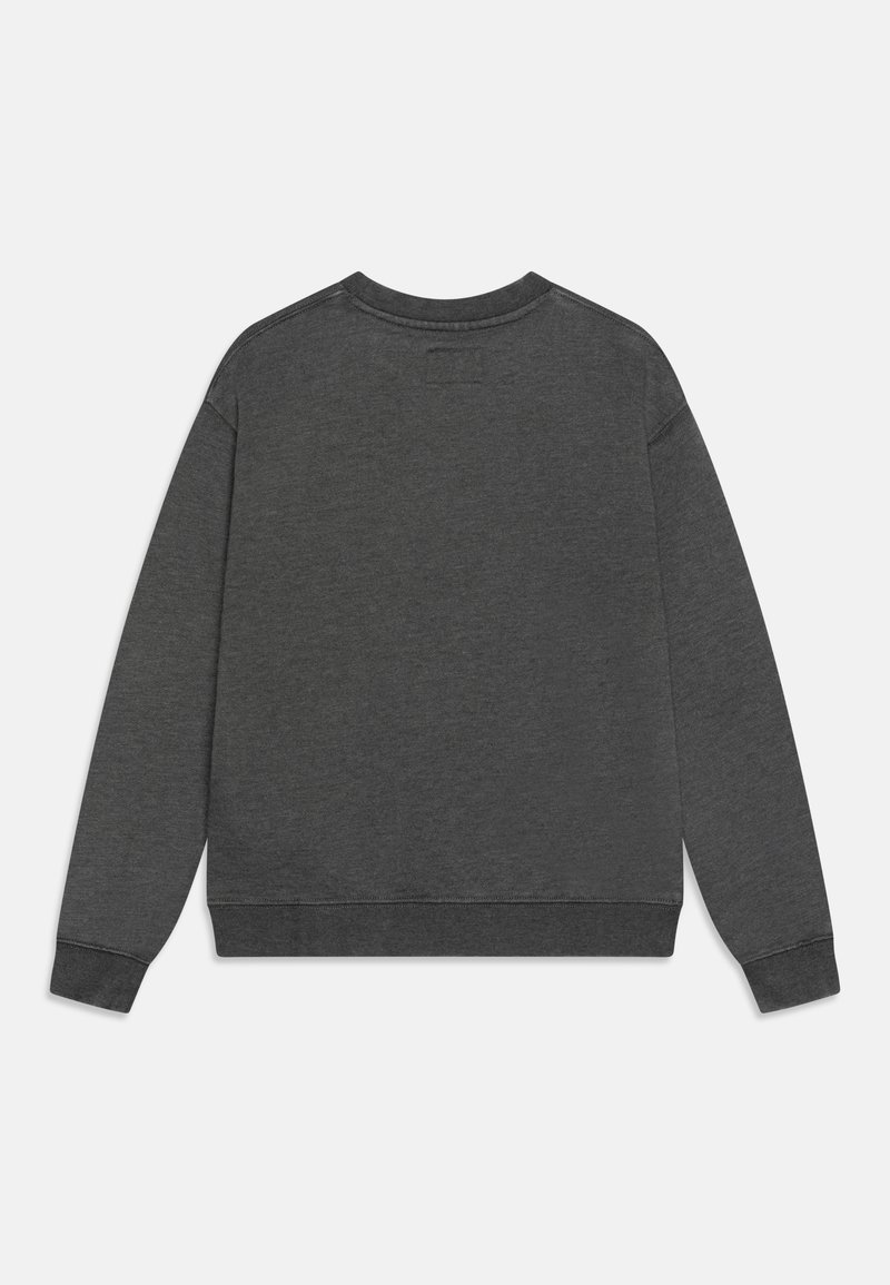 Sweatshirt gris avec un col rond, des manches longues et des poignets côtelés. Texture lisse avec un ourlet cousu et une petite étiquette au dos.