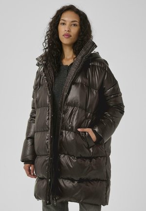 Brauner Puffer-Mantel mit glänzender Oberfläche, vertikaler Steppung, Reißverschluss und Kapuze. Verfügt über große Taschen und gerippte Bündchen.