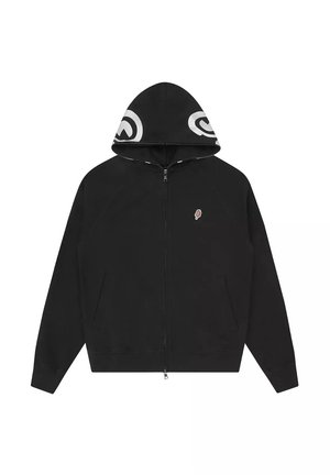 Zwarte hoodie met volledige ritssluiting, voorzakken, een klein ijsjespatch op de borst en witte spiraalpatronen op de capuchon.