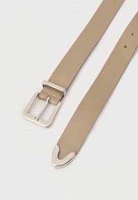 Vöru aðferð: Béž leður belti með silfur rétthyrndum spenni og oddhniku enda. Beltið er með göt fyrir stillanlegan stærð og slétta áferð.