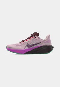 Zapatillas de carrera Nike en malla rosa con acentos morados, que presentan una suela negra y una entresuela verde. Cierre con cordones y cuello acolchado.