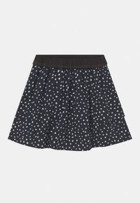 Jupe marine à motifs blancs irréguliers, design superposé et taille élastique noire avec couture décorative.