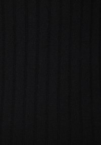 Schwarzer gerippter Stoff mit einer weichen Textur, der vertikale Streifen aufweist, die ein dezentes Muster erzeugen. Gleichmäßig gewebt und einheitlich im Aussehen.