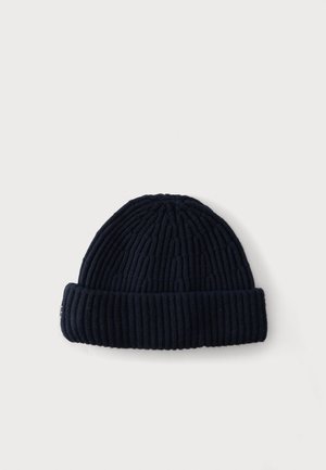 Berretto a maglia a coste blu scuro con risvolto, mostrato su uno sfondo grigio chiaro.