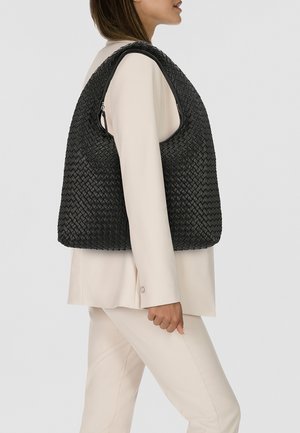 Borsa a mano nera intrecciata con una forma curva e cinture larghe. Realizzata in materiale texturizzato, presenta una chiusura a zip e una finitura liscia.