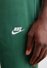 Nike Sportswear CLUB JGGR - Tepláky - fir/white