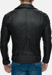 Giacca da biker in pelle nera con texture trapuntata sui lati e nella parte inferiore, con una finitura liscia sulle maniche e un design del colletto classico.