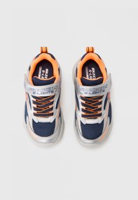 Marine mesh sneakers met zilveren accenten en oranje veters, voorzien van een klittenbandsluiting en een gevoerde binnenkant voor comfort.