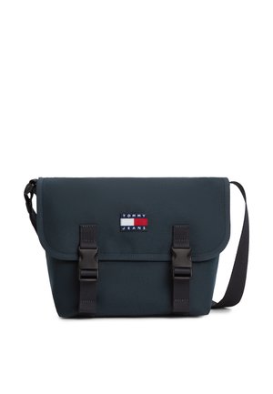 Tmavomodrá crossbody taška cez rameno s čiernym nastaviteľným remienkom, dvoma prednými prackami a nášivkou s logom Tommy Jeans na prednom klape.