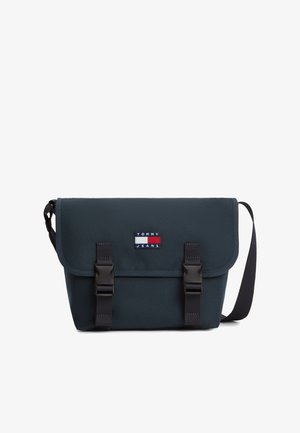 Mørkeblå crossover messenger taske med sort justerbar rem, to spænder foran og Tommy Jeans-logo på frontklappen.