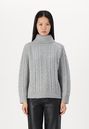 Pull en maille torsadée gris clair avec un col montant, des poignets et un ourlet côtelés. Présente des motifs texturés sur l'ensemble et un design ample.