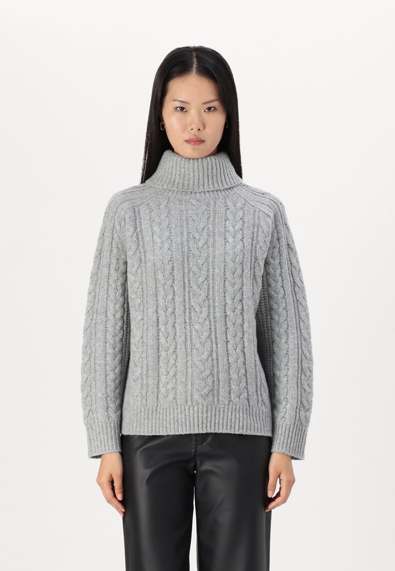 Pull en maille torsadée gris clair avec un col montant, des poignets et un ourlet côtelés. Présente des motifs texturés sur l'ensemble et un design ample.