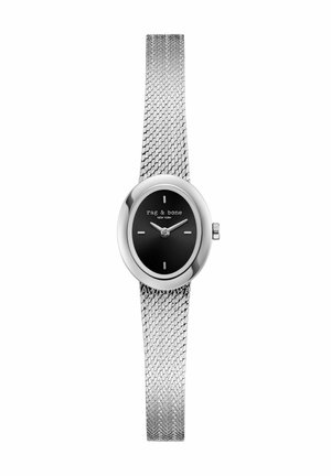 Reloj de pulsera con correa de malla plateada, esfera oval pequeña negra, marcadores blancos mínimos y agujas plateadas que marcan las 10:10, etiquetado rag & bone New York.
