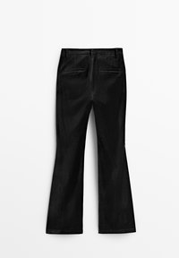 Pantalon noir évasé en tissu lisse, doté d'une taille avec ceinture, passants pour ceinture et deux poches arrière. Design épuré avec une couleur unie.