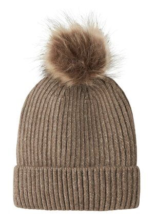 Bonnet d'hiver marron en maille côtelée avec revers plié et gros pompon duveteux sur le dessus sur fond blanc.