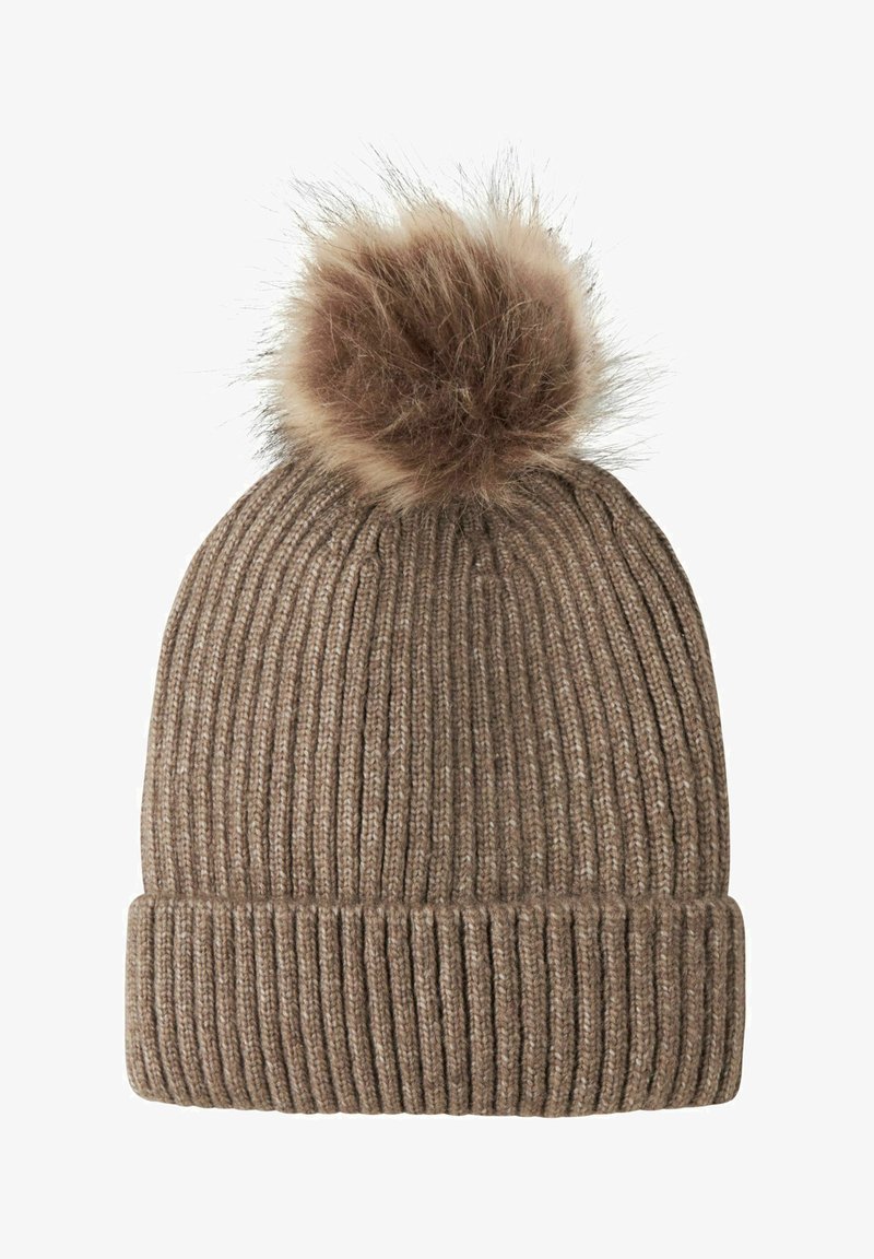Bonnet d'hiver marron en maille côtelée avec revers plié et gros pompon duveteux sur le dessus sur fond blanc.
