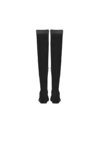 Schwarze Wildleder-Stiefel über das Knie mit Blockabsatz und glänzenden Akzenten oben. Mit einem Reißverschluss auf der Innenseite für ein einfaches An- und Ausziehen.
