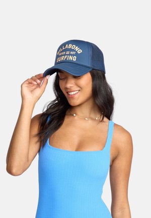 Blaues Trucker-Cap mit Mesh-Rückseite, vorne mit goldfarbenem Schriftzug "BILLABONG NEVER NOT SURFING". Glattes Gewebe, gebogener Schirm.