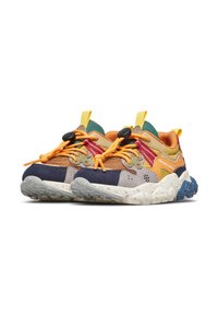 Sneaker chunk colorati con lacci arancioni, materiali misti, suola bianca maculata e linguette gialle, posizionati affianco su uno sfondo bianco.