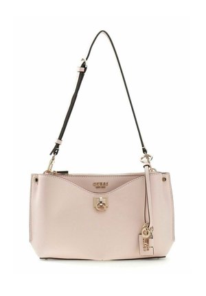 Sac à main GUESS en cuir rose clair avec logo, fermoir et étiquette suspendue dorés, doté d'une bandoulière noire ajustable.