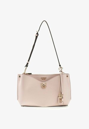 Sac à main GUESS en cuir rose clair avec logo, fermoir et étiquette suspendue dorés, doté d'une bandoulière noire ajustable.