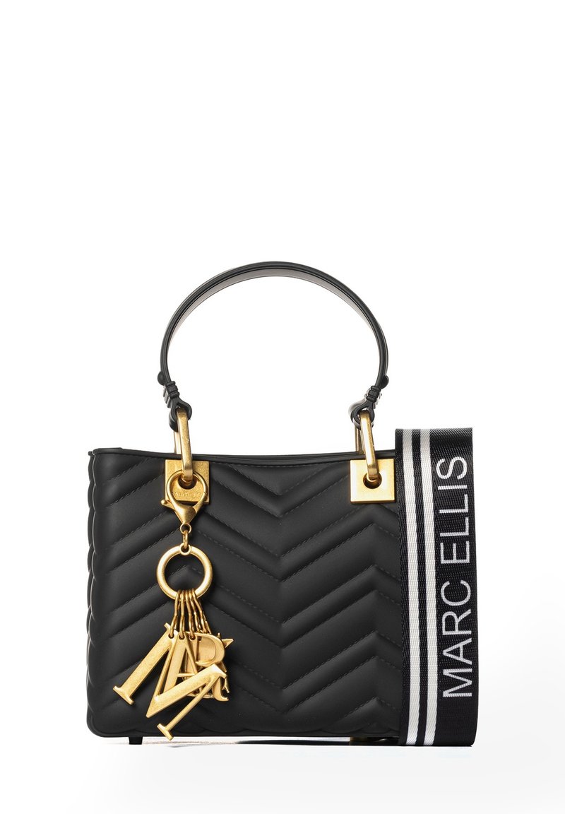 Borsa a tracolla nera trapuntata con motivo a zigzag, hardware dorato, dettagli con portachiavi e una tracolla a strisce bianca e nera con la scritta "MARC ELLIS."