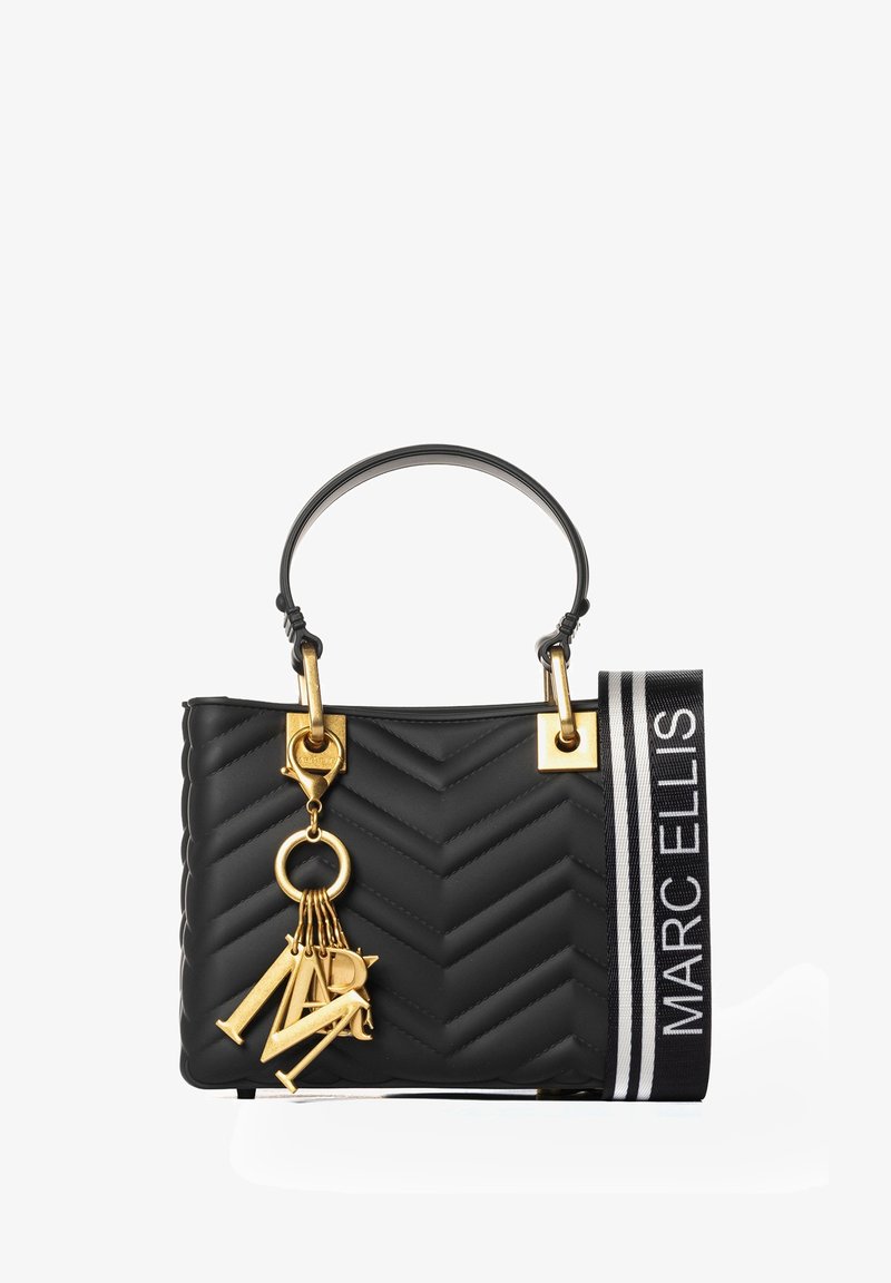 Borsa a tracolla nera trapuntata con motivo a zigzag, hardware dorato, dettagli con portachiavi e una tracolla a strisce bianca e nera con la scritta "MARC ELLIS."